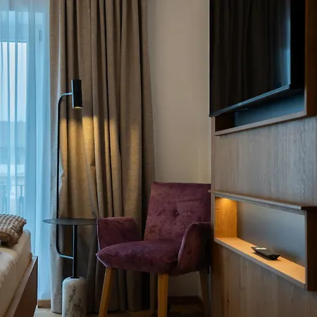 Zenger Hotel 3*